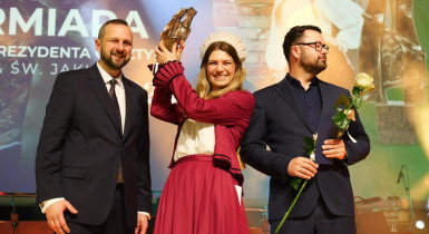 Kasia Kosmos ze Statuetką św. Jakuba